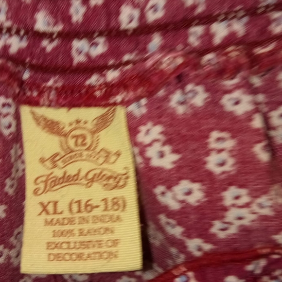 Women Sleeveless Top - Picture 2 of 3